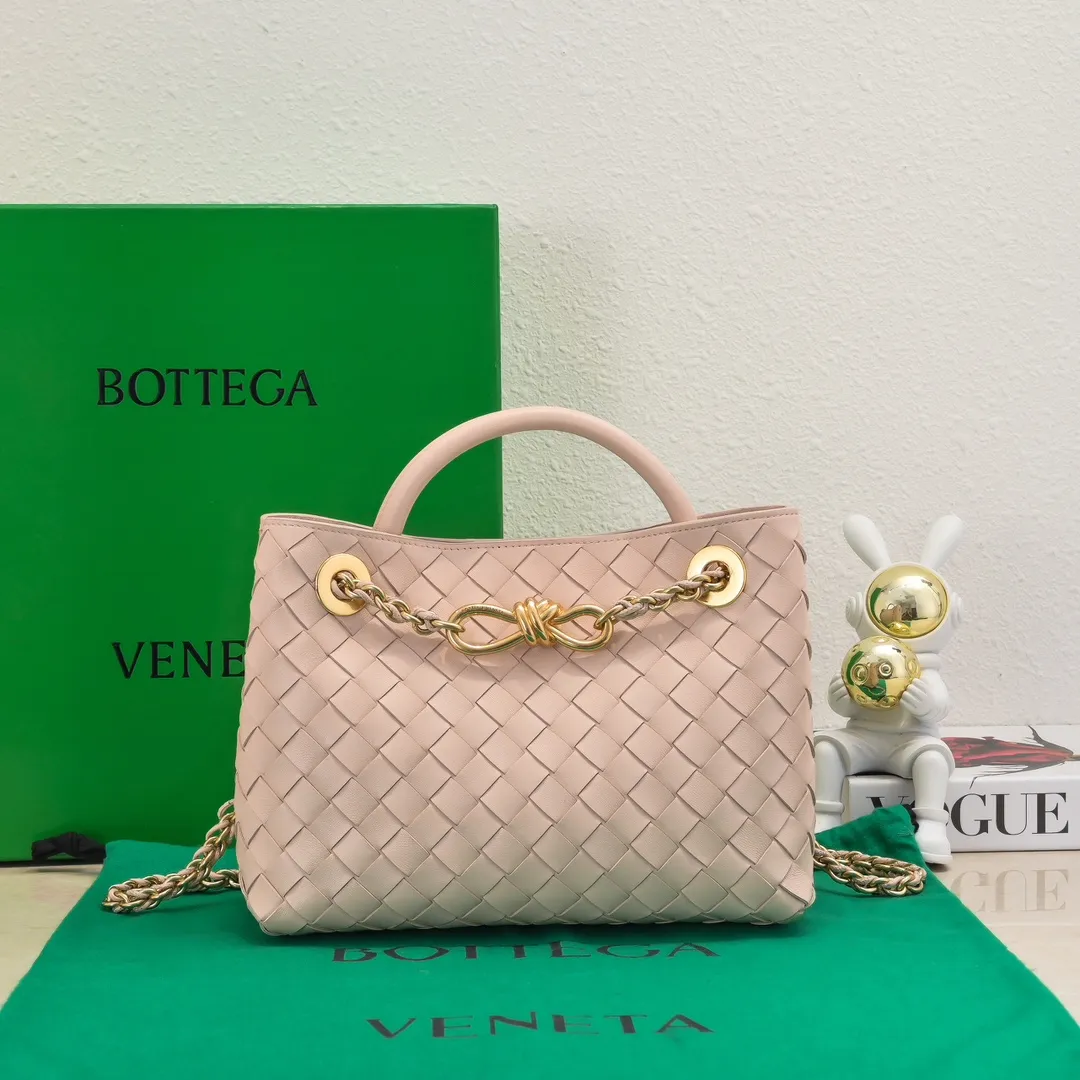 Batch 1960 BOTTEGA VENETA 2024 spring and summer new small ANDIAMO chain bag is also available! 🔥🔥I believe many friends have been waiting for a long time. The metallic chain adds a touch of sophistication to the original softness and elegance of Andiamo. The collision of classic craftsmanship and elegance creates a different kind of beauty. Style number: 6008 Size: 25*22*10.5cm